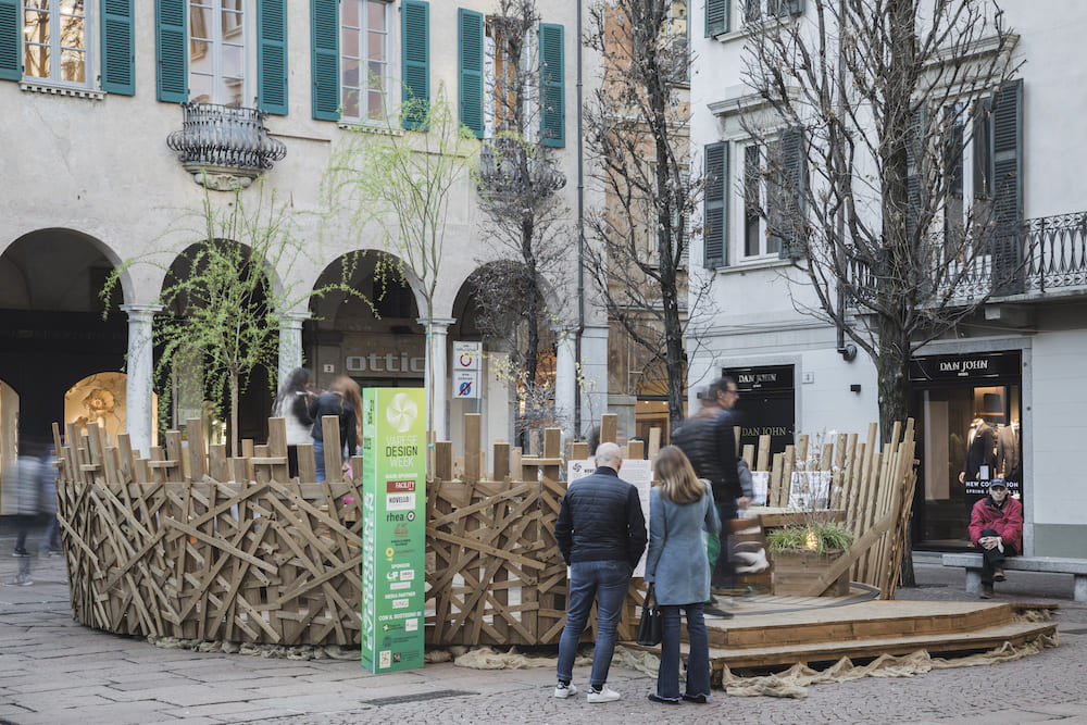 installazione in legno varese design week piazza del podesta4