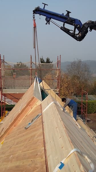 Bioedilizia legno paglia torino, montaggio della copertura prefabbricata in legno e paglia
