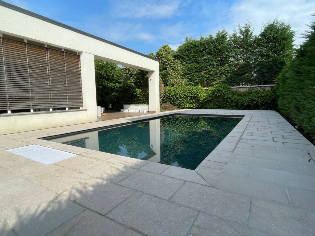 casa in legno a telaio con piscina