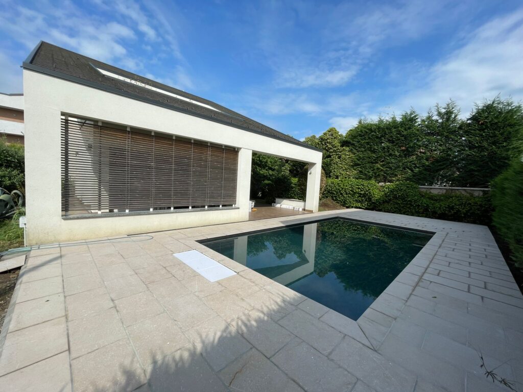 casa in legno a telaio con piscina