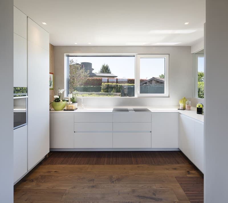 cucina bianca casa in legno stile moderno varese