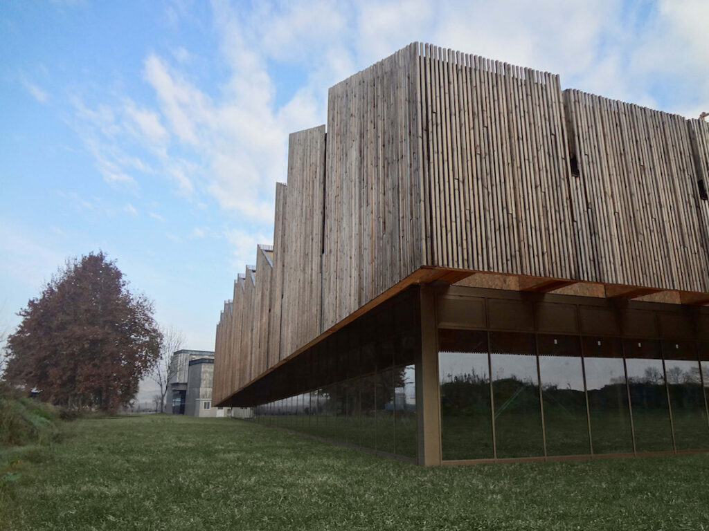 grande edificio prefabbricato in legno sede arpa ferrara