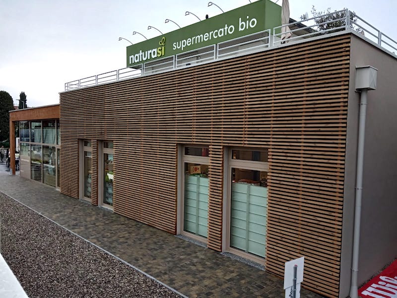 naturasi verbania, facciata in listelli di legno supermercato bio
