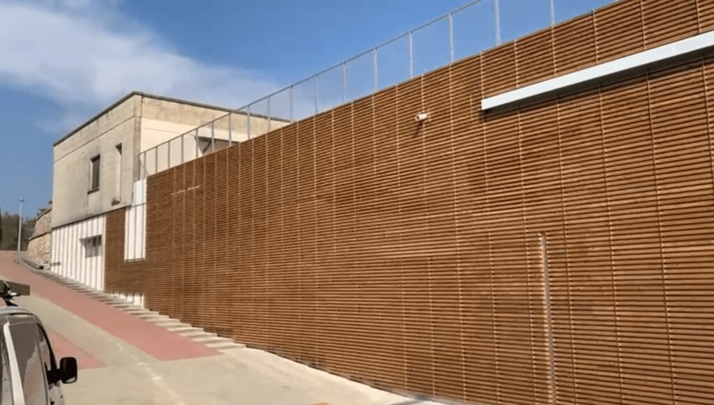 facciata in legno azienda vinicola