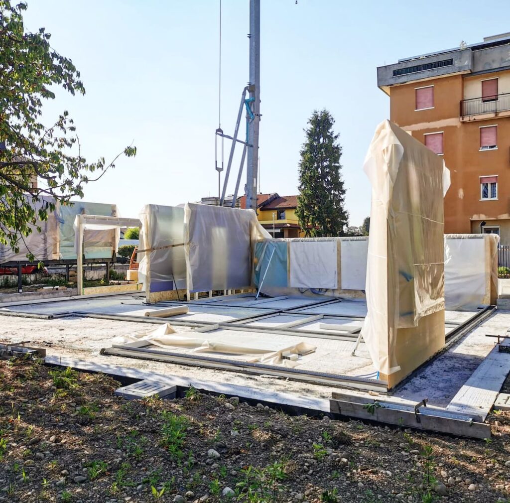 posa delle prime pareti villa in legno su un piano gorla