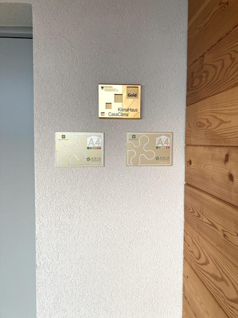 casa in legno casaclima gold bergamo targa