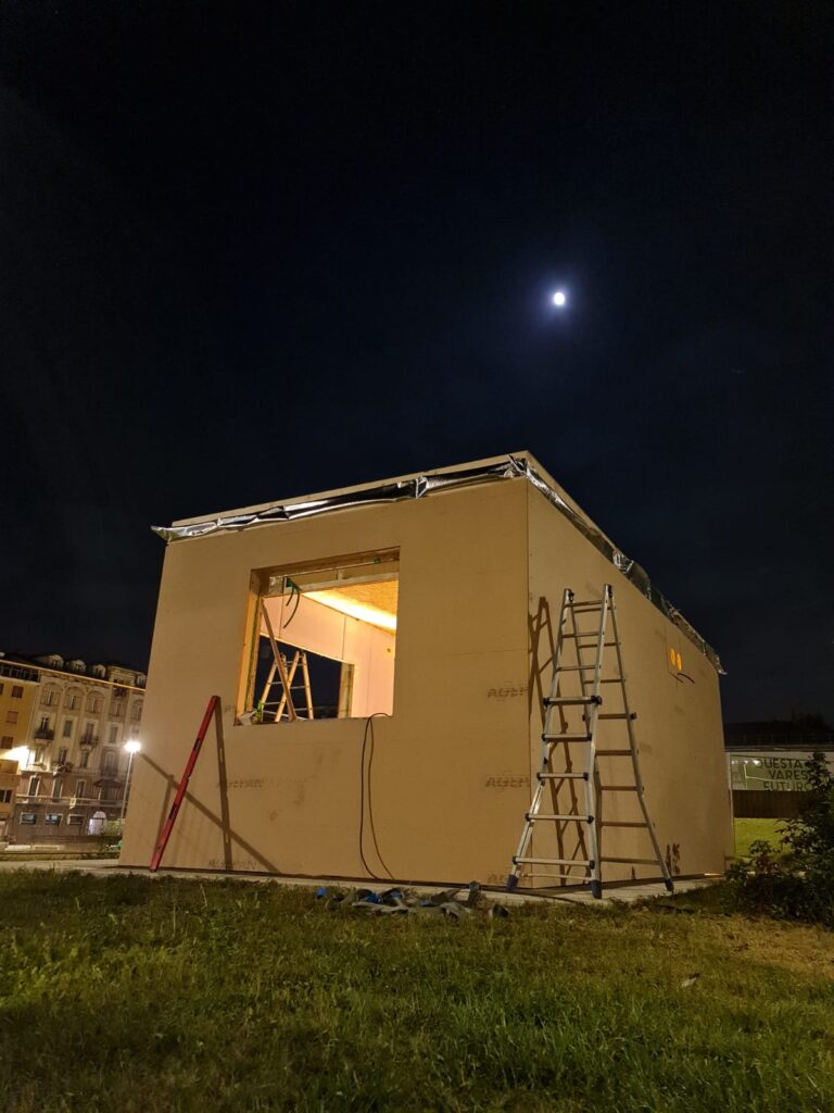 montaggio notturno piazza repubblica varese bioedilizia legno lolla di riso