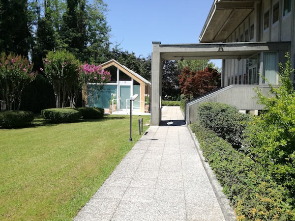 uffici in legno e vetro per unes vimodrone sala riunioni