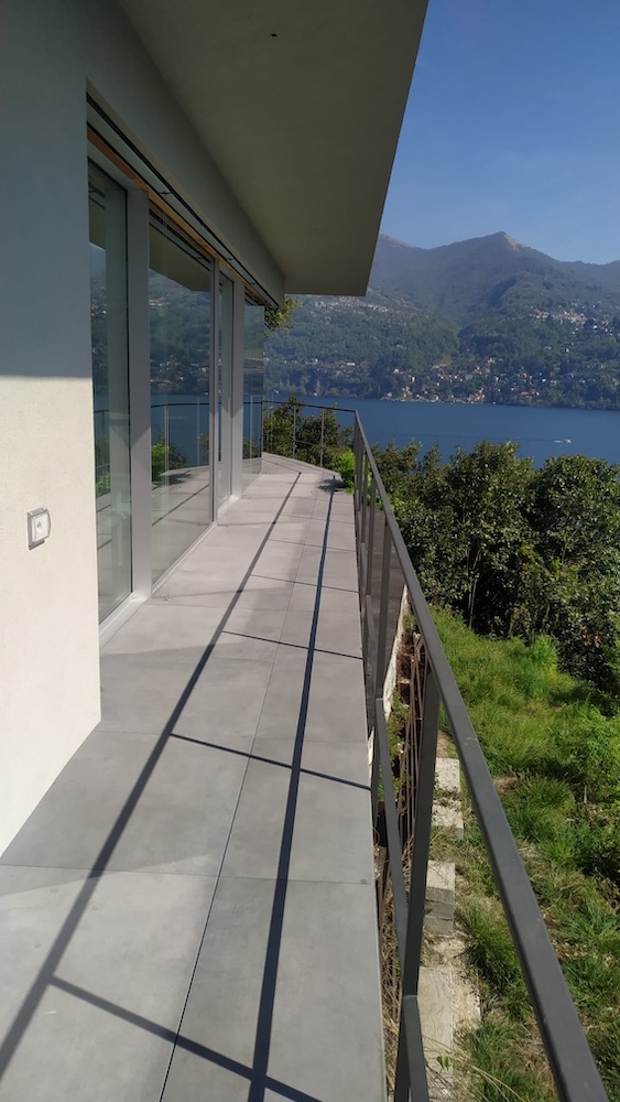 villa in lolla affacciata sul lago di como