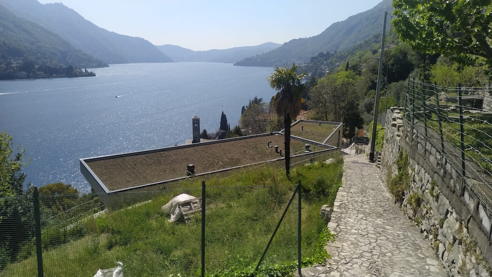 villa in legno e lolla di riso como con tetto verde