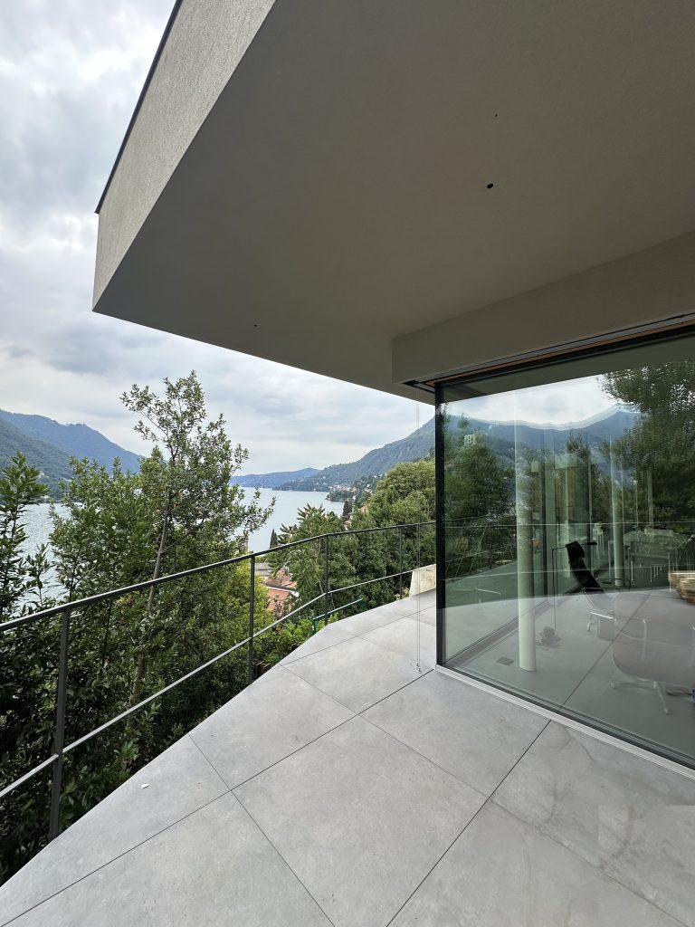 villa in legno e lolla di riso como elegante moderna
