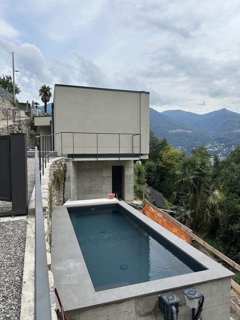 villa in legno e lolla di riso tetto piano