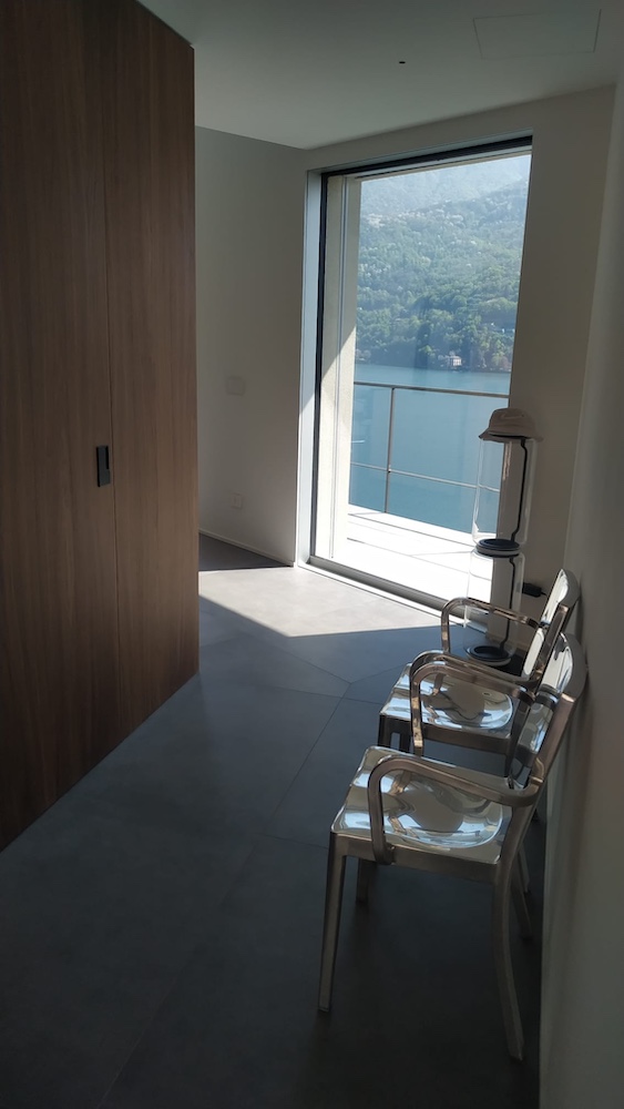 interni villa in legno e lolla di riso como