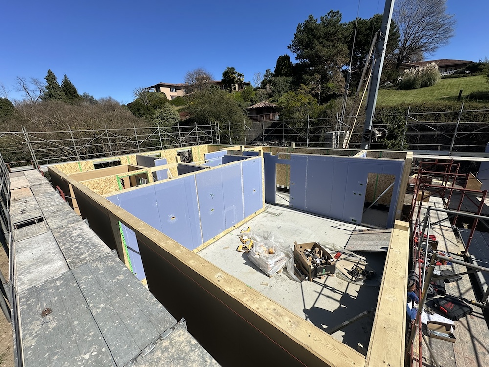 villa in legno e lolla di riso posa pareti prefabbricate