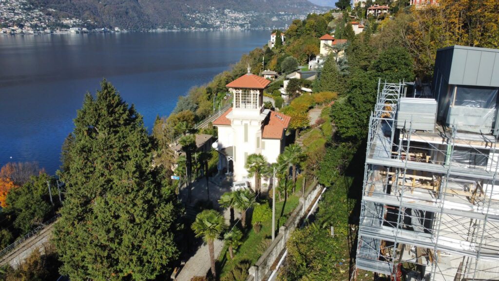 villa in legno moderna sul lago maggiore a tre piani