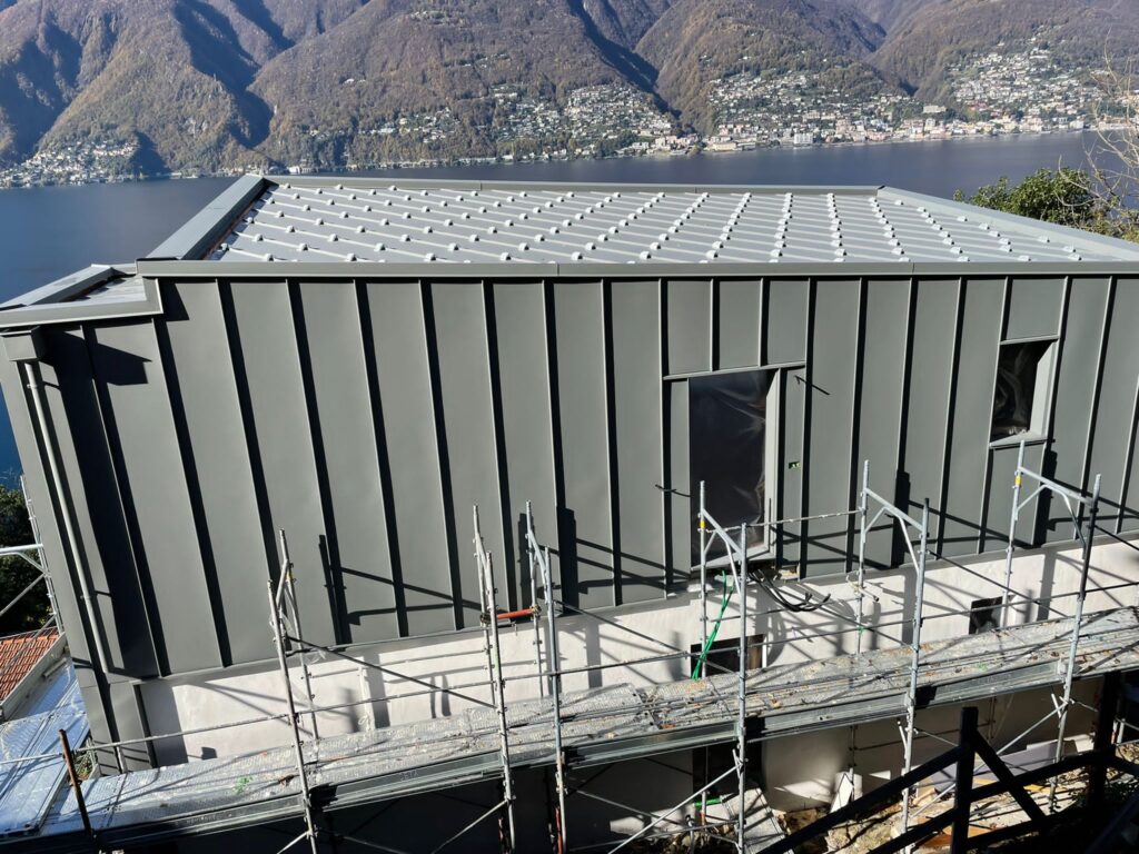 villa in legno a tre piani stile moderno sul lago maggiore