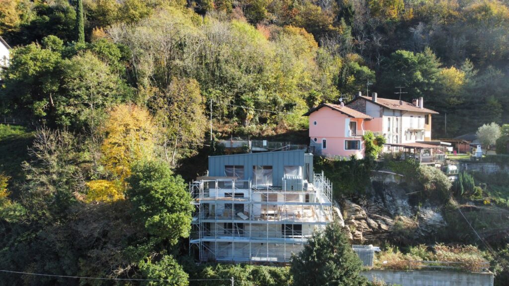villa in legno moderna sul lago maggiore tre piani