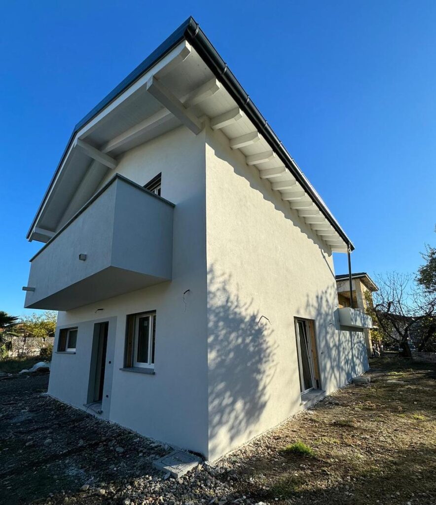 villa in legno in provincia di varese a due piani