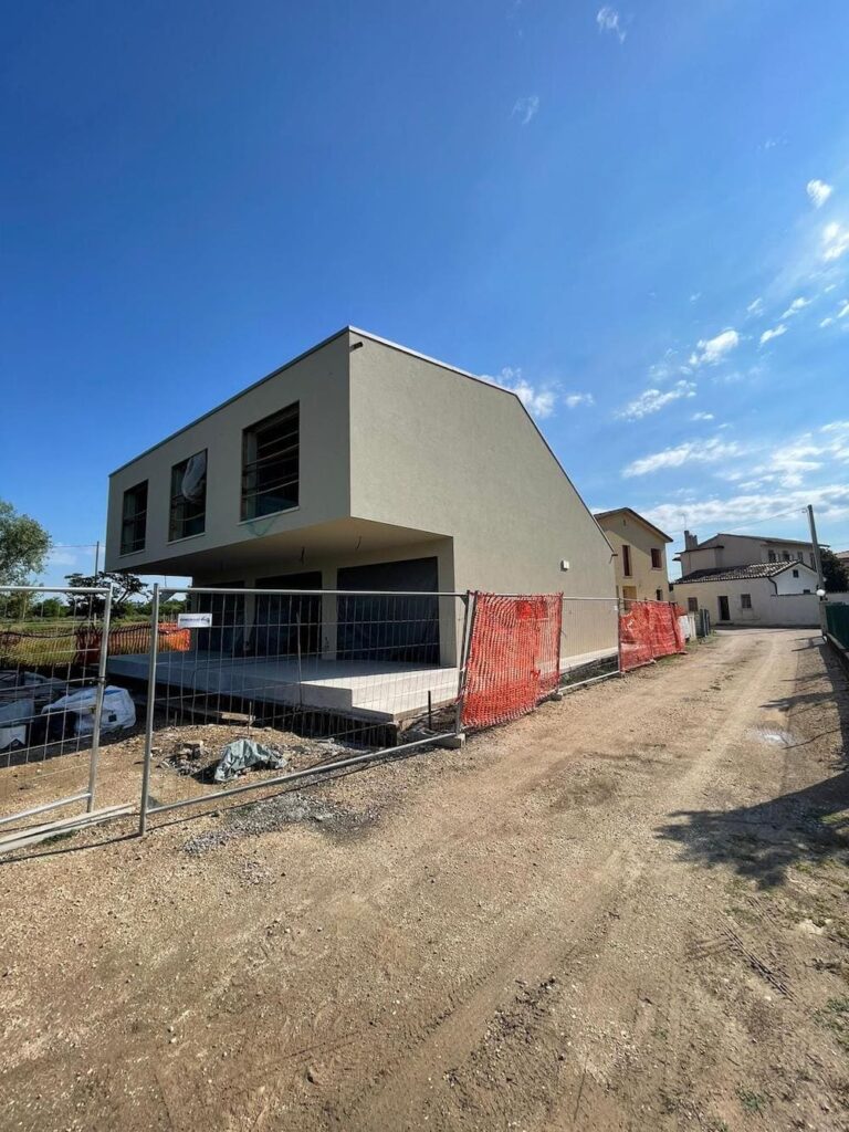 villa in legno e lolla di riso cantiere treviso al grezzo avanzato