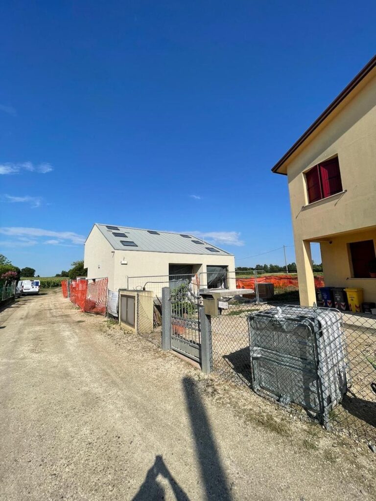 villa in legno e lolla di riso cantiere treviso al grezzo avanzato