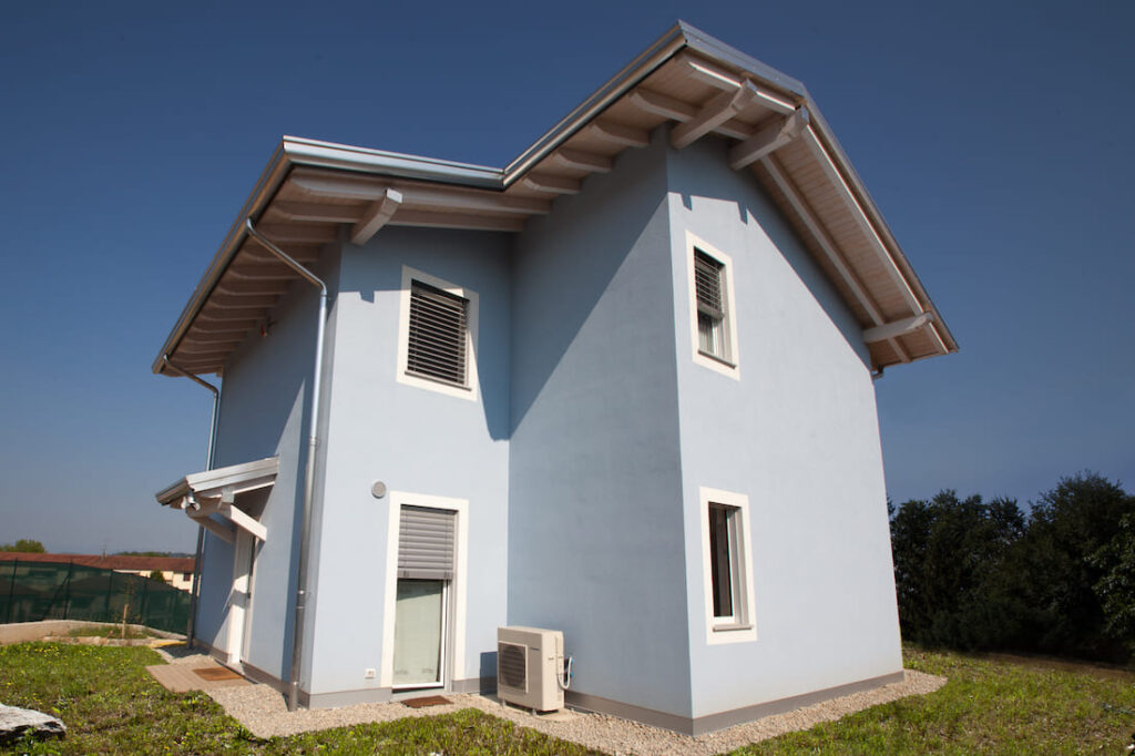 casa in legno a due piani al grezzo avanzato