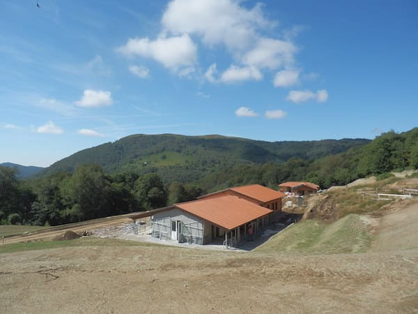 Villa legno gignese con struttura prefabbricata, vista sul paesaggio circostante