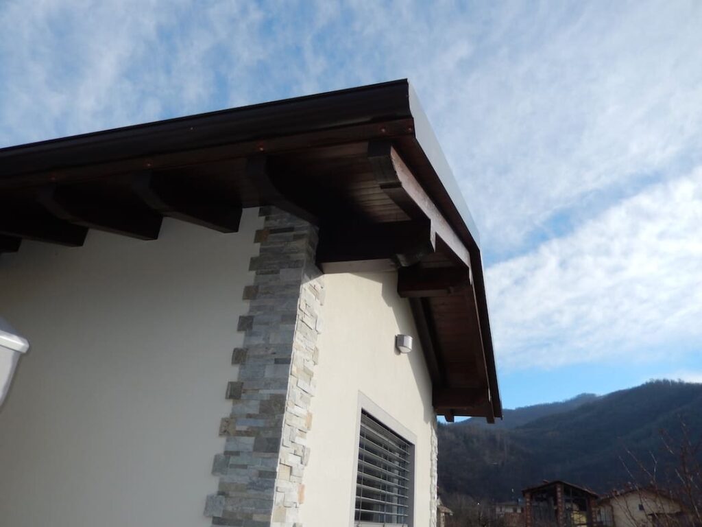 casa in legno a cuneo con struttura prefabbricata a telaio. Serramenti ad alta prestazione