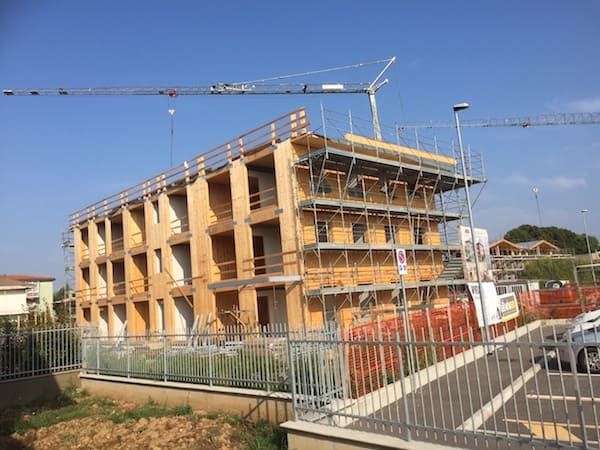 Edificio in legno con struttura mista telaio e x lam, realizzato da Novellocase in provincia di Milano