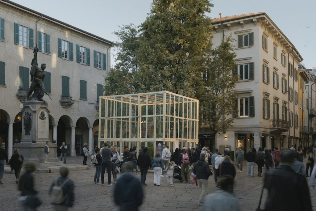 installazione varese design week 2025 farfalle piazza podesta