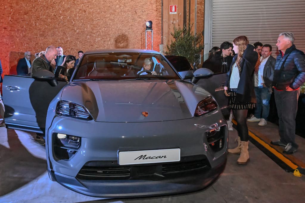 off grid house evento di lancio con porsche elettriche