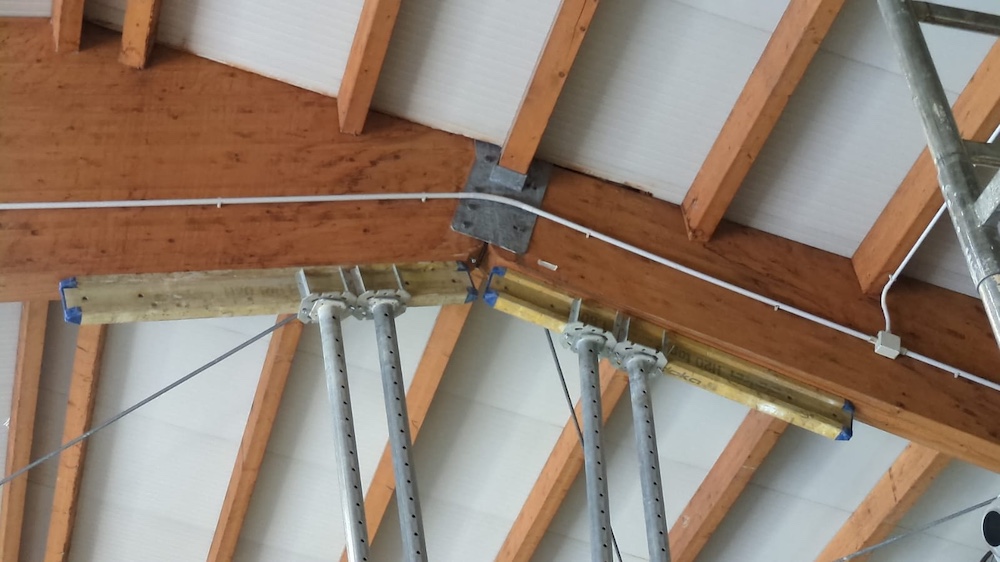 puntelli copertura in legno piscina tradate