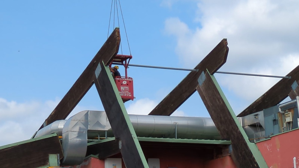 sostituzione vecchie travi in legno piscina tradate